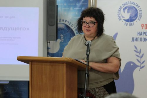 Выступает-Директор-департамента-Россотрудничества-Даль-Л.В