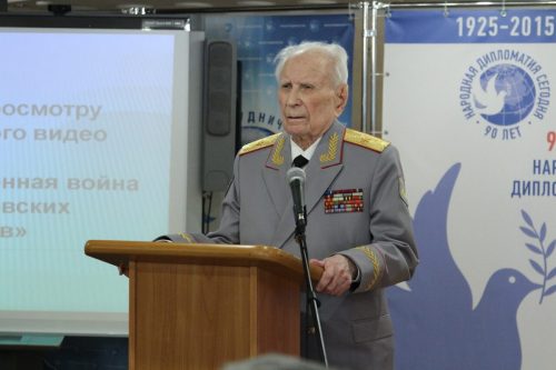 На-трибуне-участник-ВОВ-генерал-майор-Тюшкевич-С.А